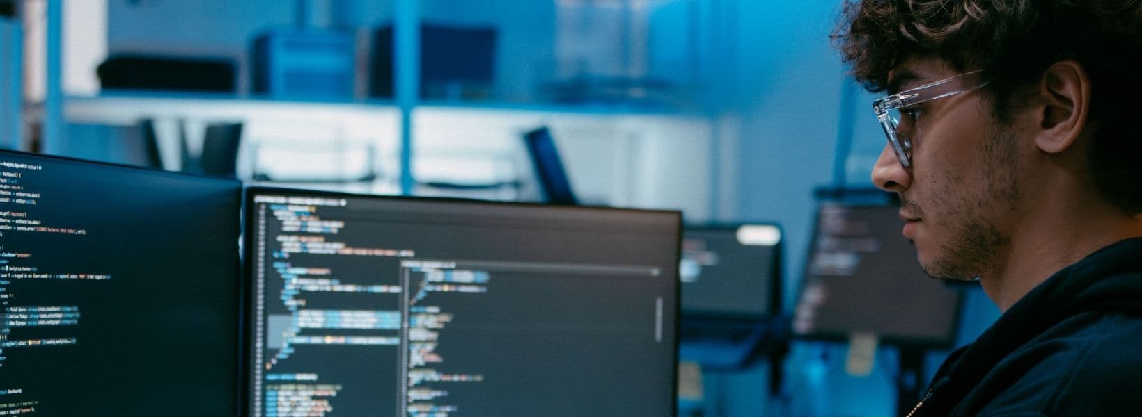 Programmeur achter beeldscherm