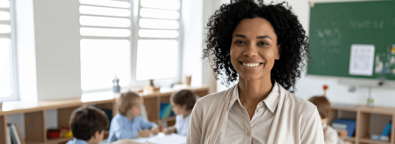 Sfeerbeeld schooljuf voor de klas