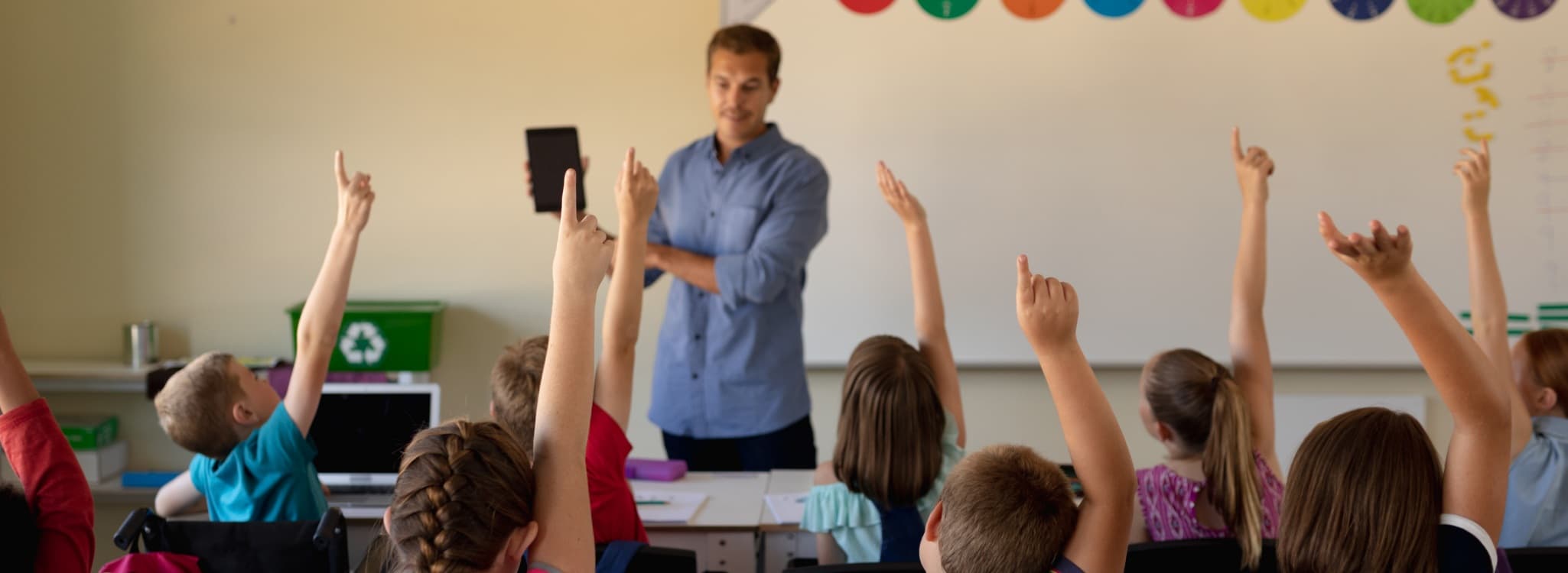 Schoolmeester voor de klas