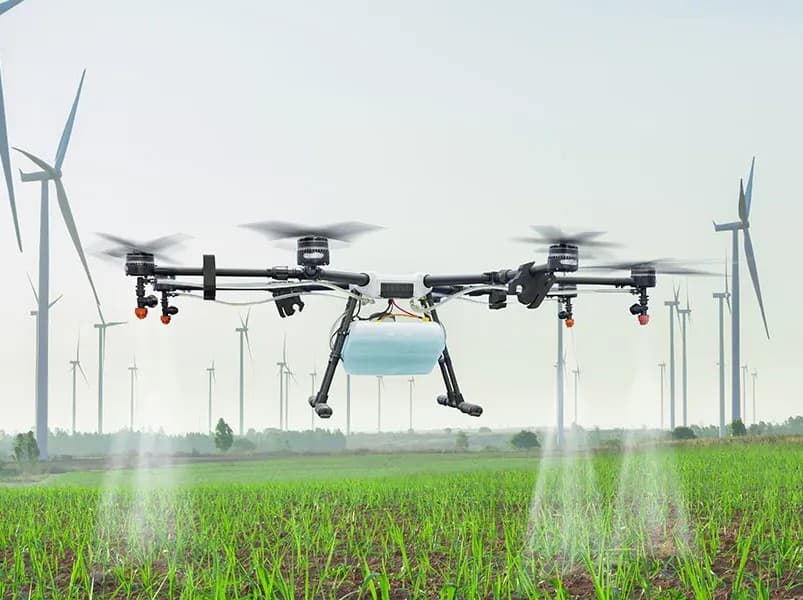 Drone sproeit gewassen
