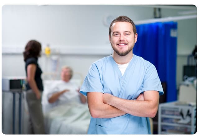 Verpleegkundige staat voor bed patient