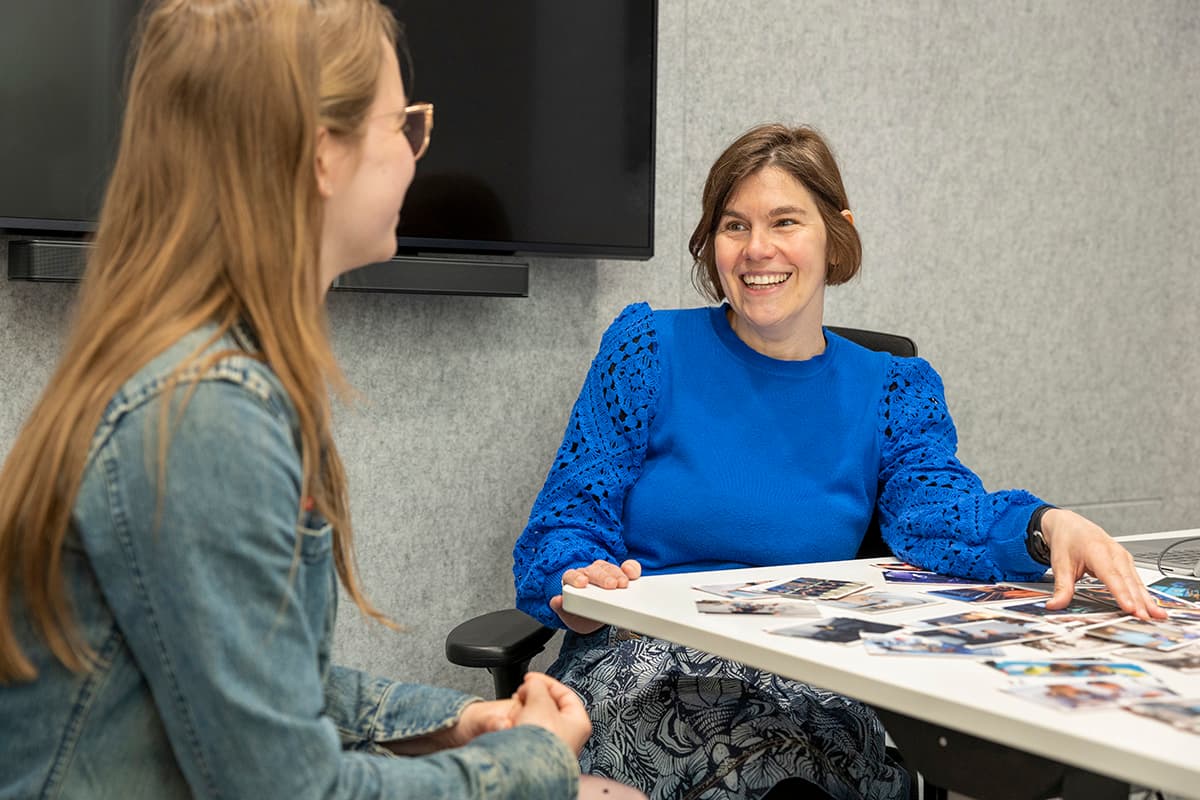 Anne Ribbert zit samen met student