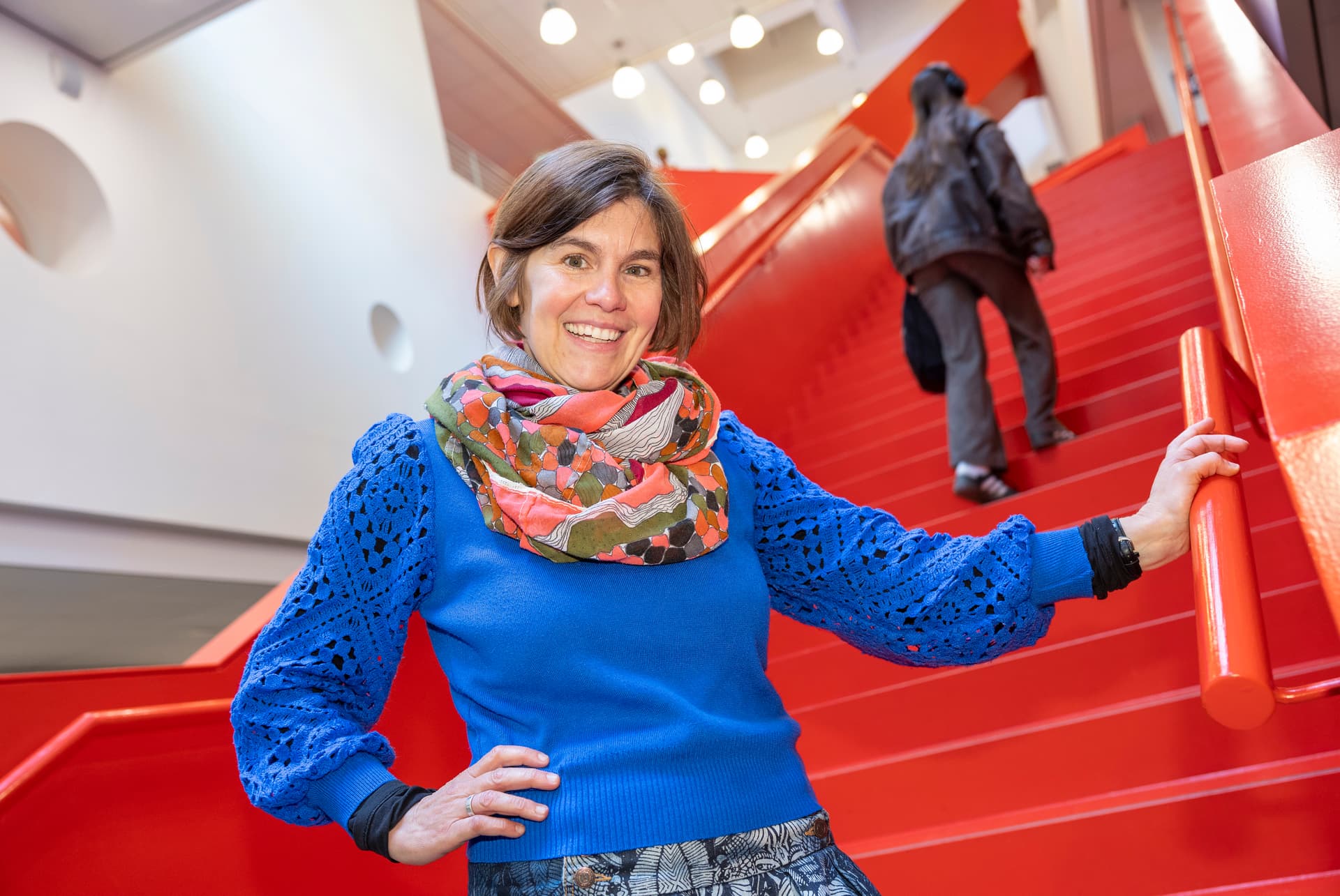 Anne Ribbert op trap Hogeschool Leiden