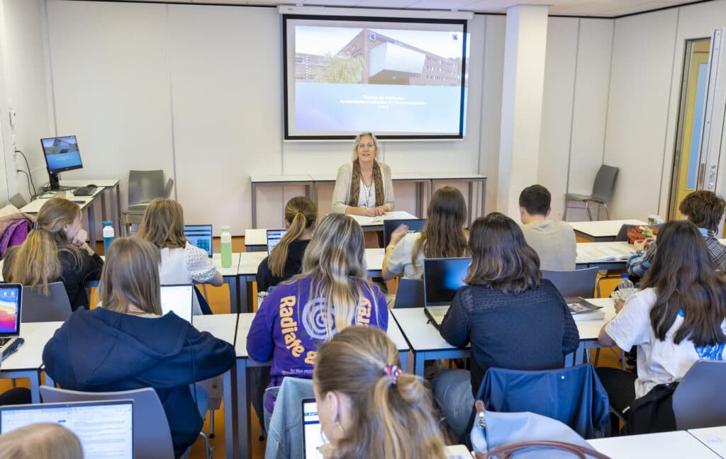 Sandra Klaverveld zittend voor de klas