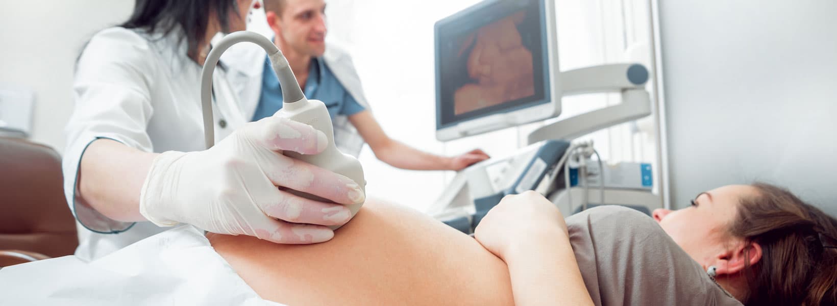 Zwangere vrouw krijgt echo