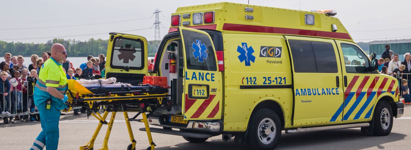 Ambulancebroeder bij ambulance